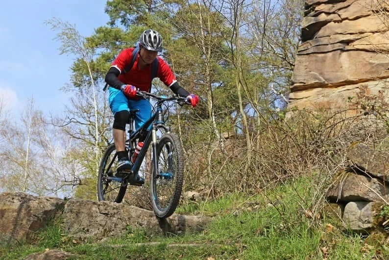 Best MTB Knee Pads A bicycle rider from the Best MTB Knee Pads